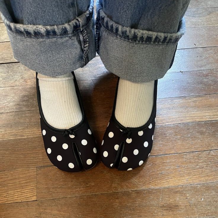 Adelisa – Schleifen-Front Split-Toe Ballerinas