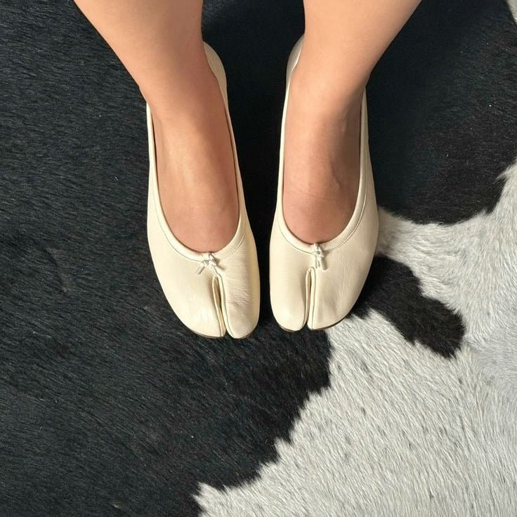 Adelisa – Schleifen-Front Split-Toe Ballerinas