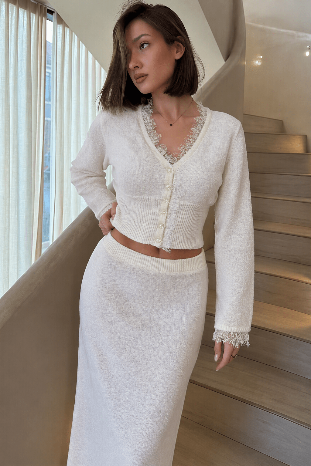 Knöpfbarer Cardigan mit V-Ausschnitt und Spitzenbesatz
