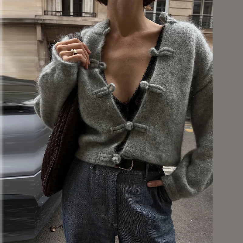Klassische Strickjacke mit Knebelknöpfen