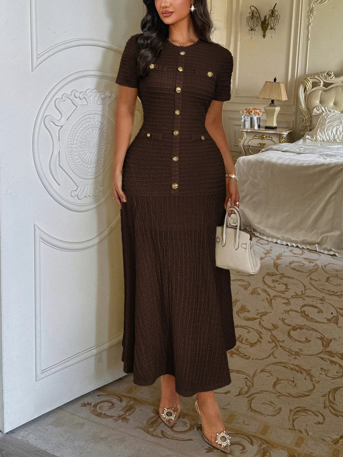 Eleganes figurbetontes Midikleid mit Ausstellung
