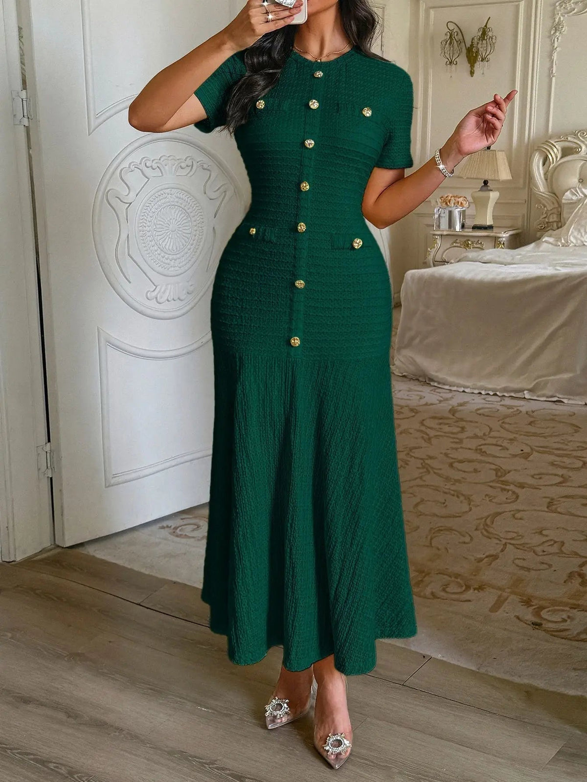 Eleganes figurbetontes Midikleid mit Ausstellung