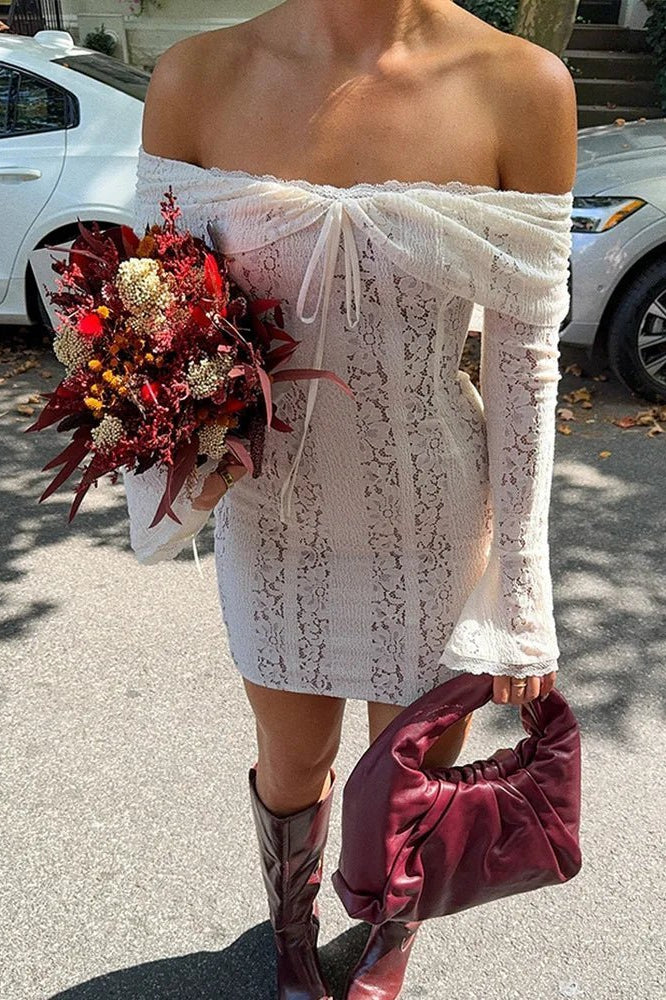 Schulterfreies Minikleid mit ausgestellten Ärmeln