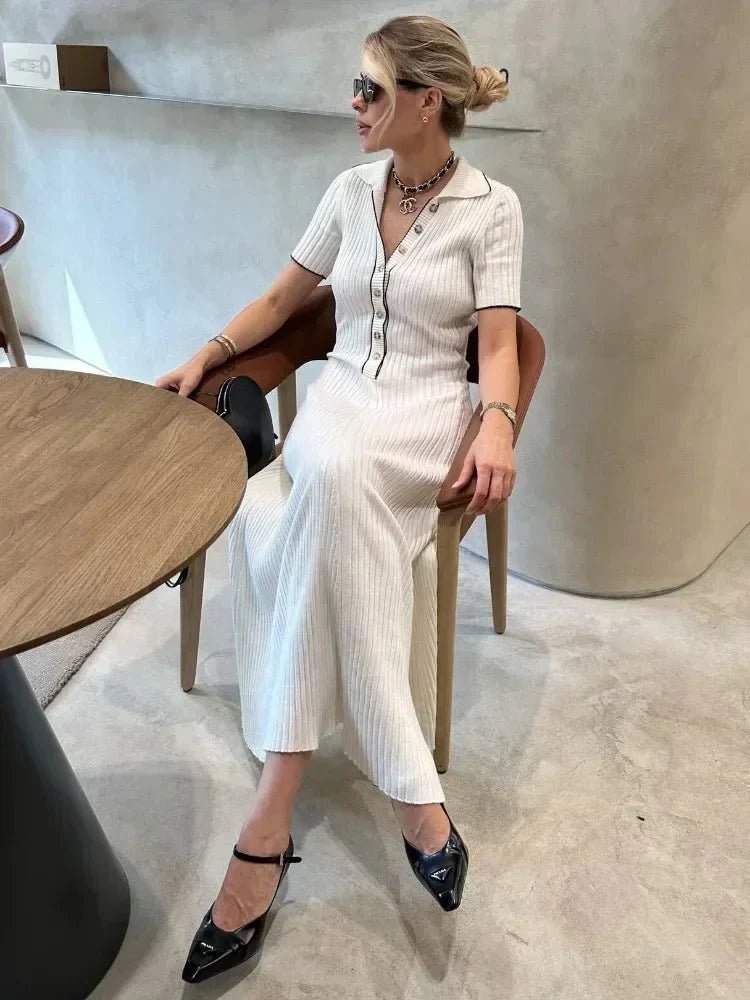 Linda – Fließendes Strick-Midikleid mit halber Knopfleiste