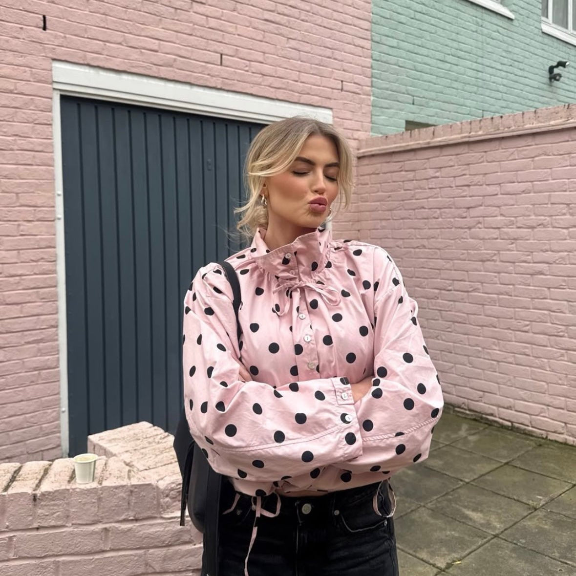 Gepunktete Jacke mit hohem Kragen und Kordelzug