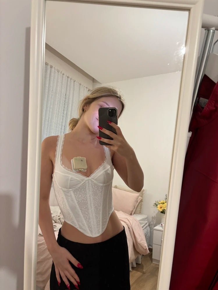 Trägertop mit Spitzenbesatz und Knöpfen