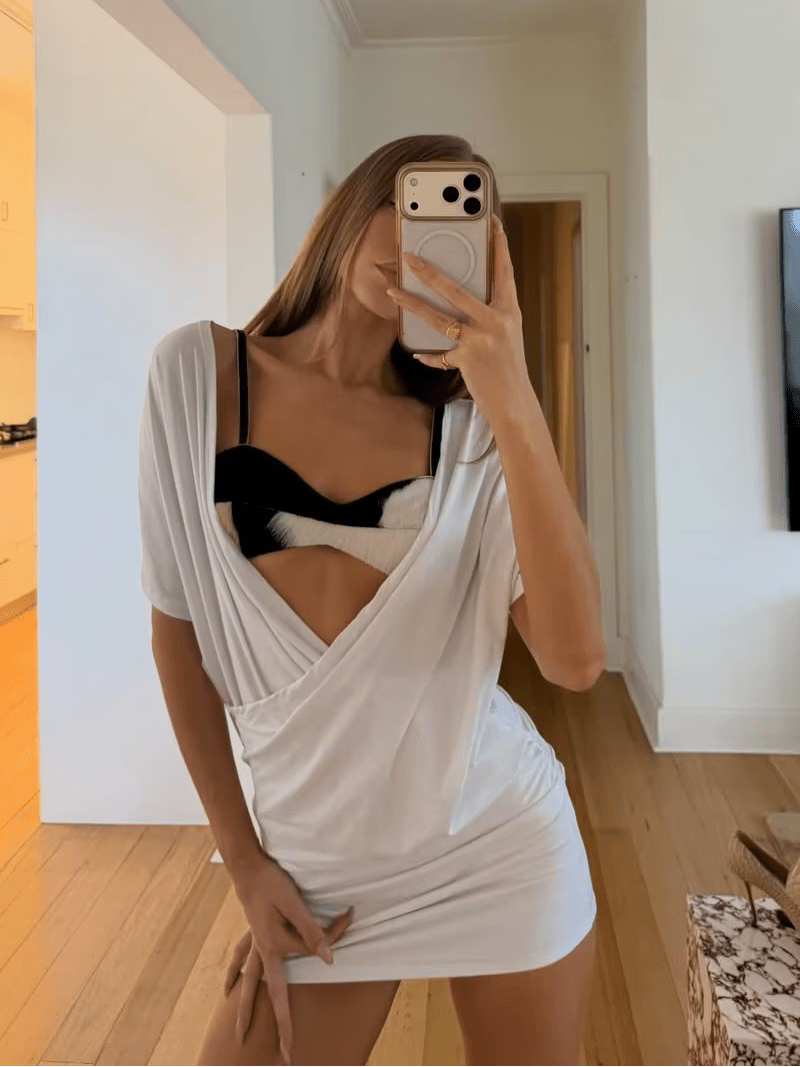 Lucy – Gerafftes Minikleid mit tiefem V-Ausschnitt