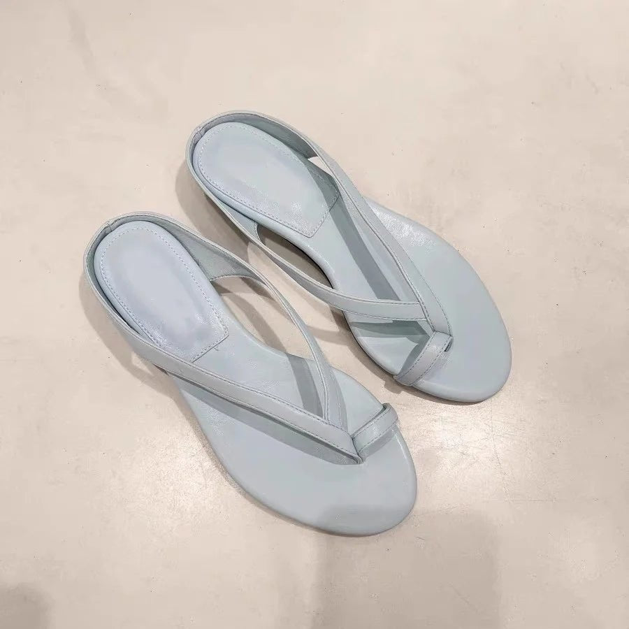 Lucy – Leichte, flache Zehentrenner-Slipper