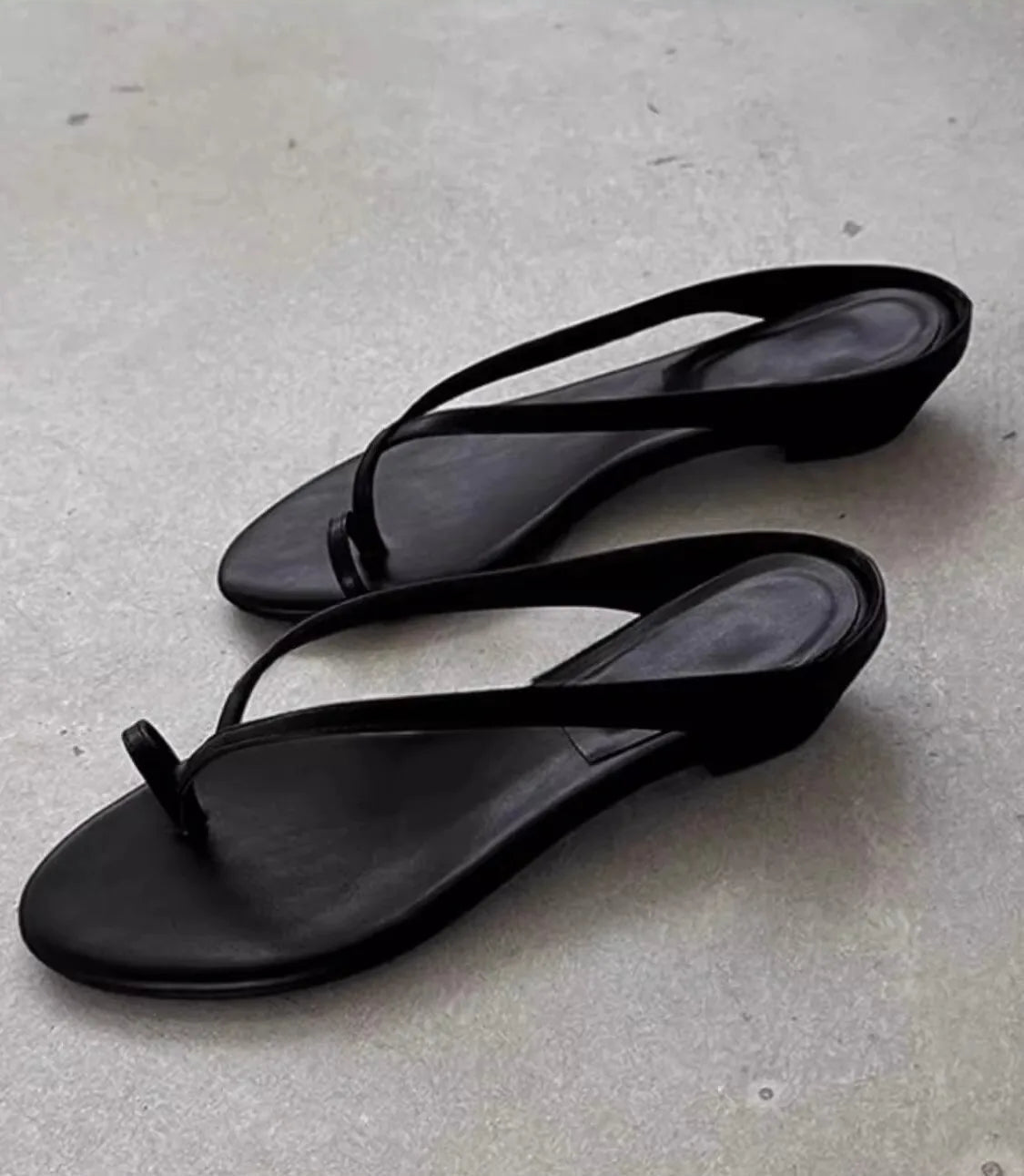 Lucy – Leichte, flache Zehentrenner-Slipper