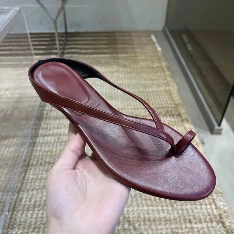 Lucy – Leichte, flache Zehentrenner-Slipper