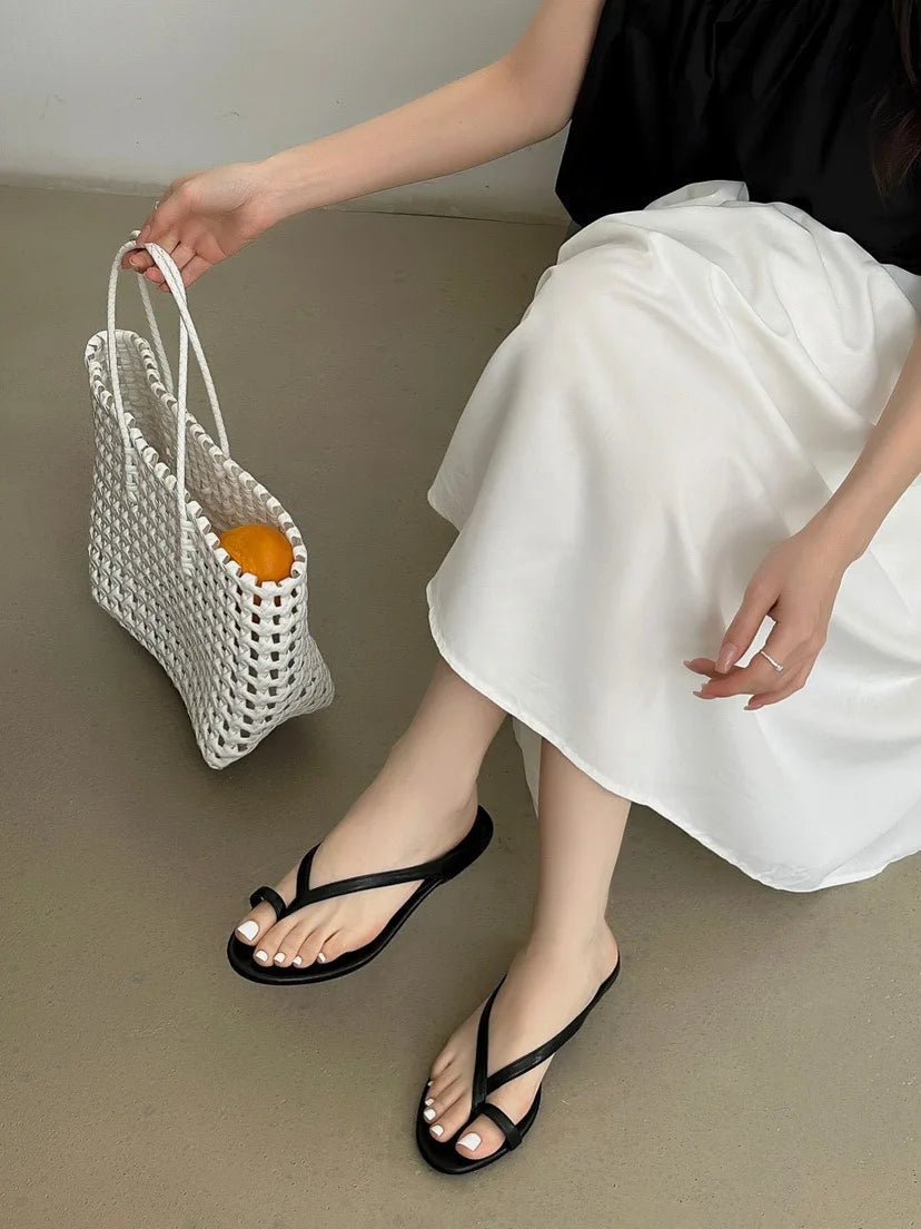 Lucy – Leichte, flache Zehentrenner-Slipper