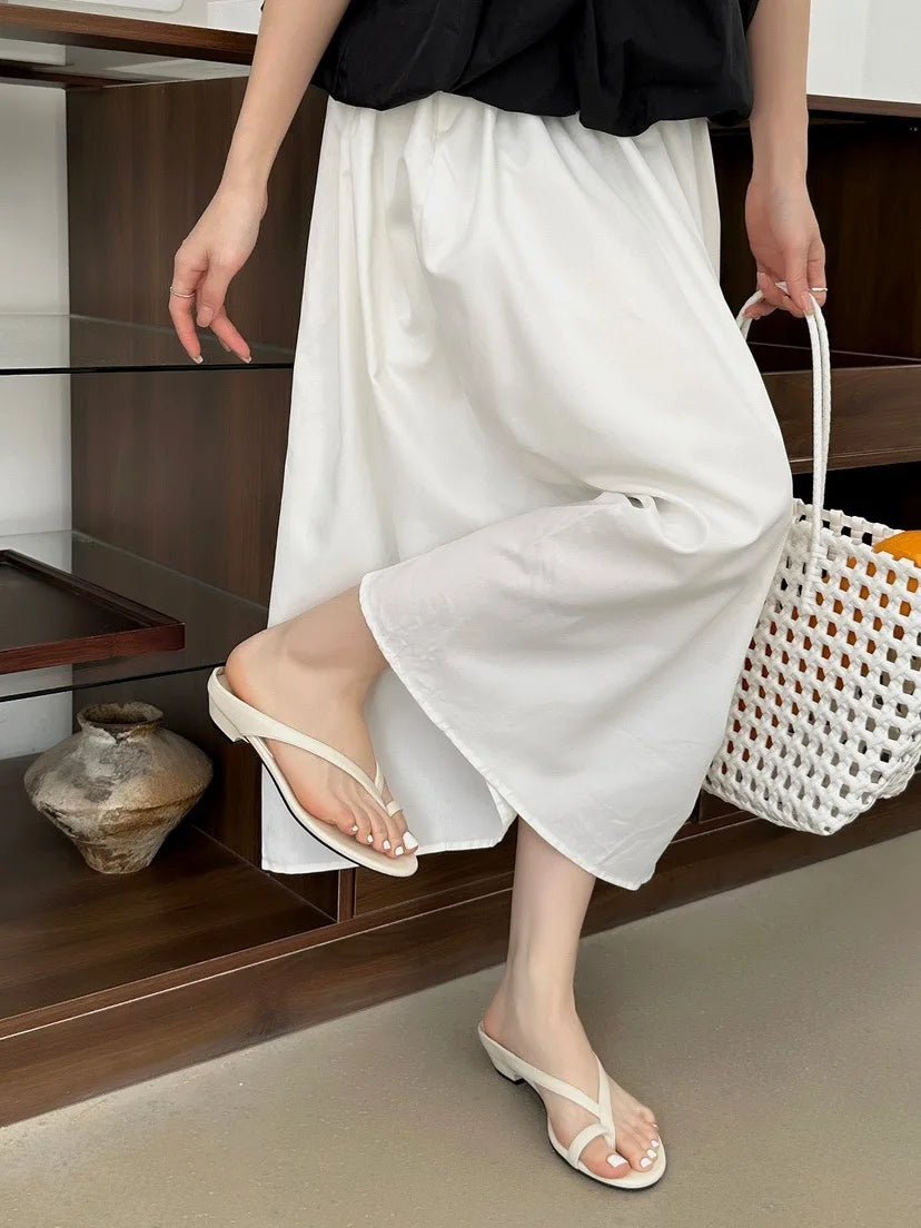 Lucy – Leichte, flache Zehentrenner-Slipper