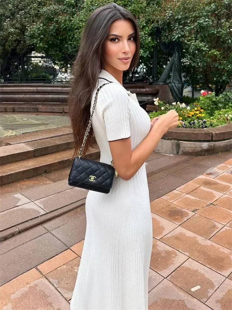Linda – Fließendes Strick-Midikleid mit halber Knopfleiste