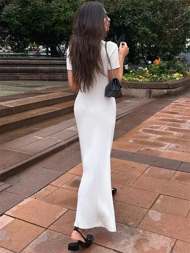 Linda – Fließendes Strick-Midikleid mit halber Knopfleiste