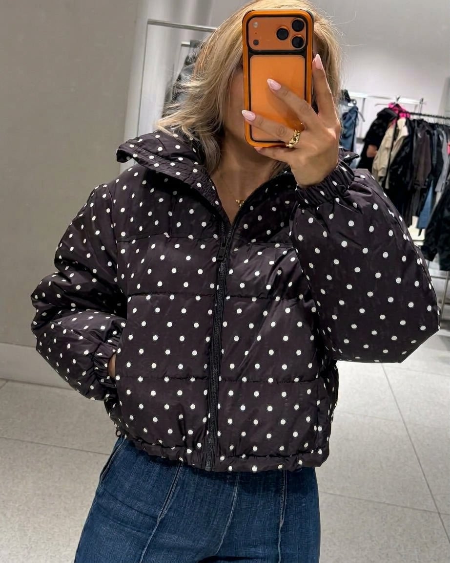 Gepunktete kurze Daunenjacke