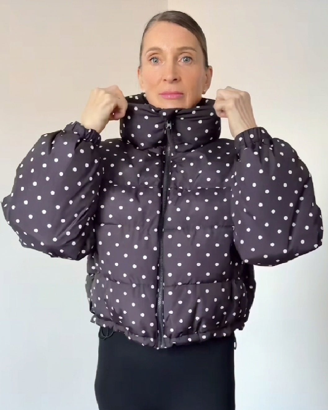 Gepunktete kurze Daunenjacke