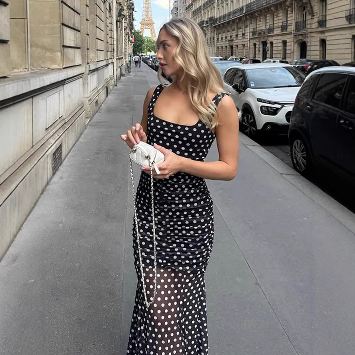 Tessa – Figurbetontes Kleid mit psychedelischem Wirbelmuster
