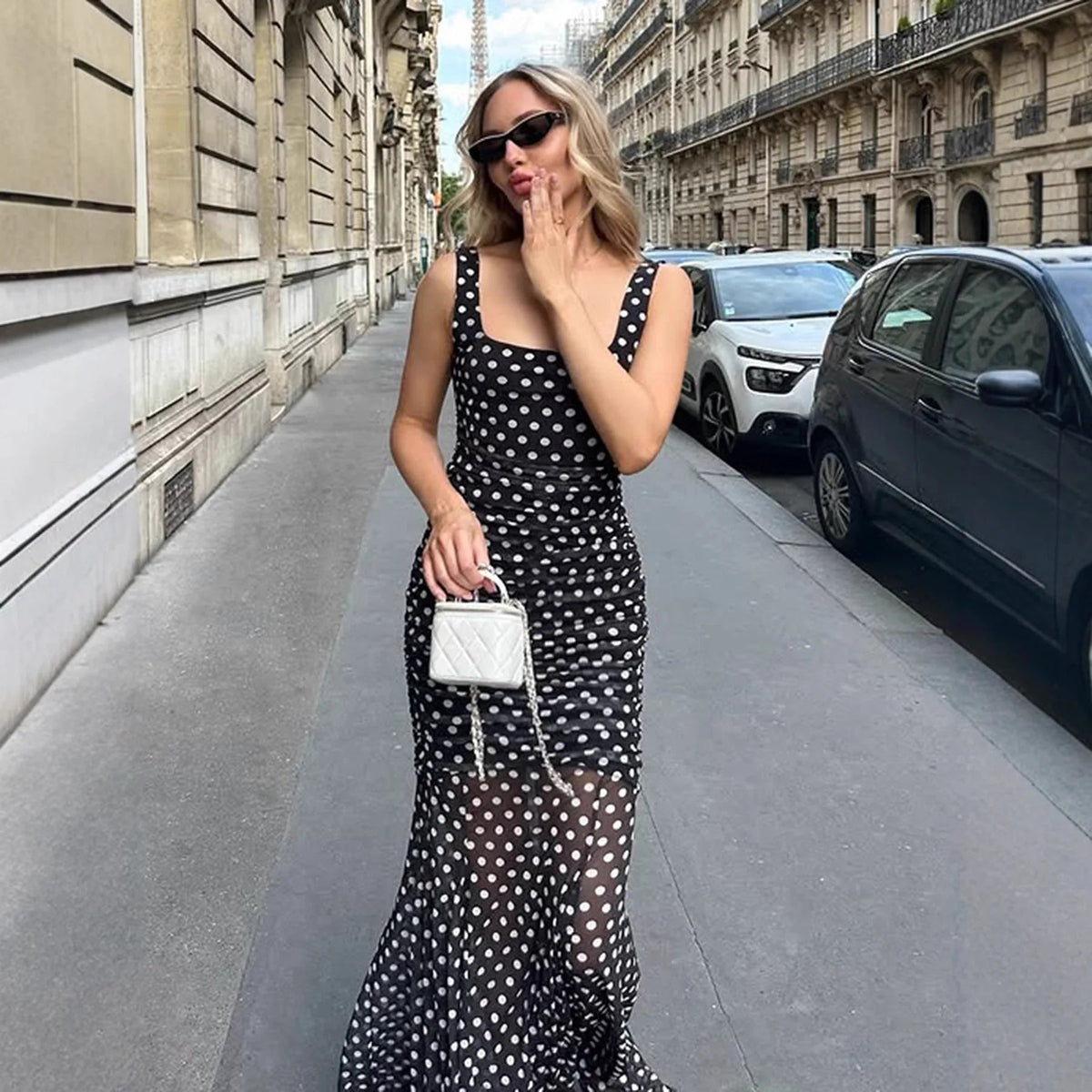Tessa – Figurbetontes Kleid mit psychedelischem Wirbelmuster