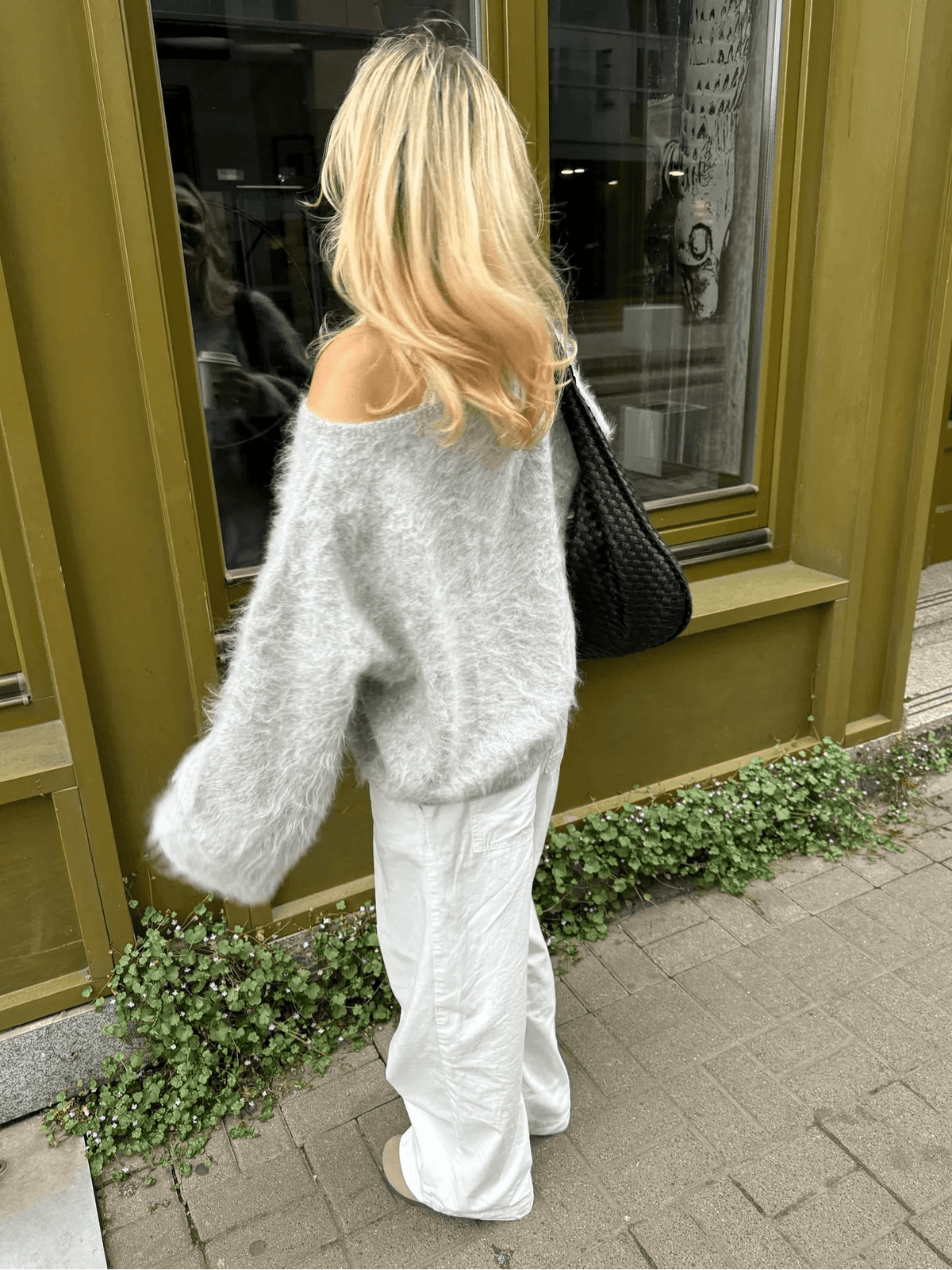 Locker geschnittener, schulterfreier Mohairpullover