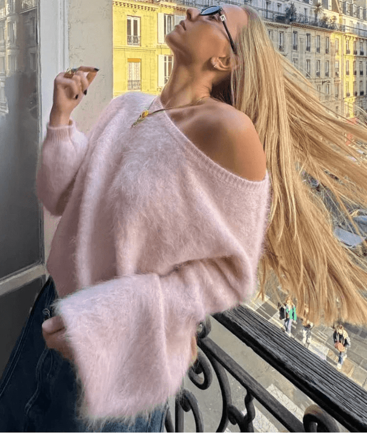 Locker geschnittener, schulterfreier Mohairpullover
