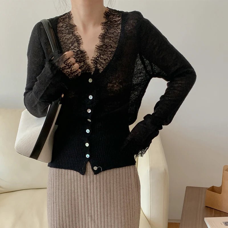 Romantische Strickjacke mit Knopfleiste, V-Ausschnitt und Spitzenbesatz