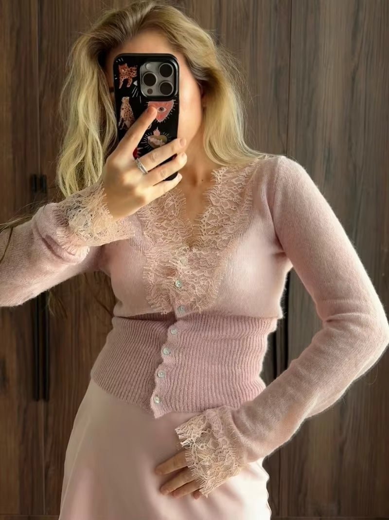 Romantische Strickjacke mit Knopfleiste, V-Ausschnitt und Spitzenbesatz