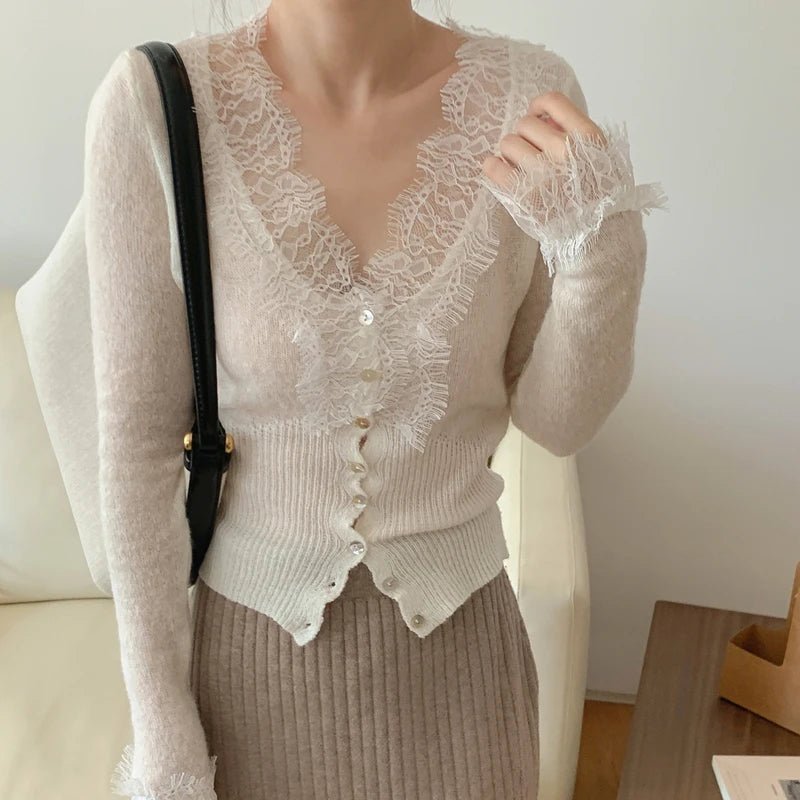 Romantische Strickjacke mit Knopfleiste, V-Ausschnitt und Spitzenbesatz