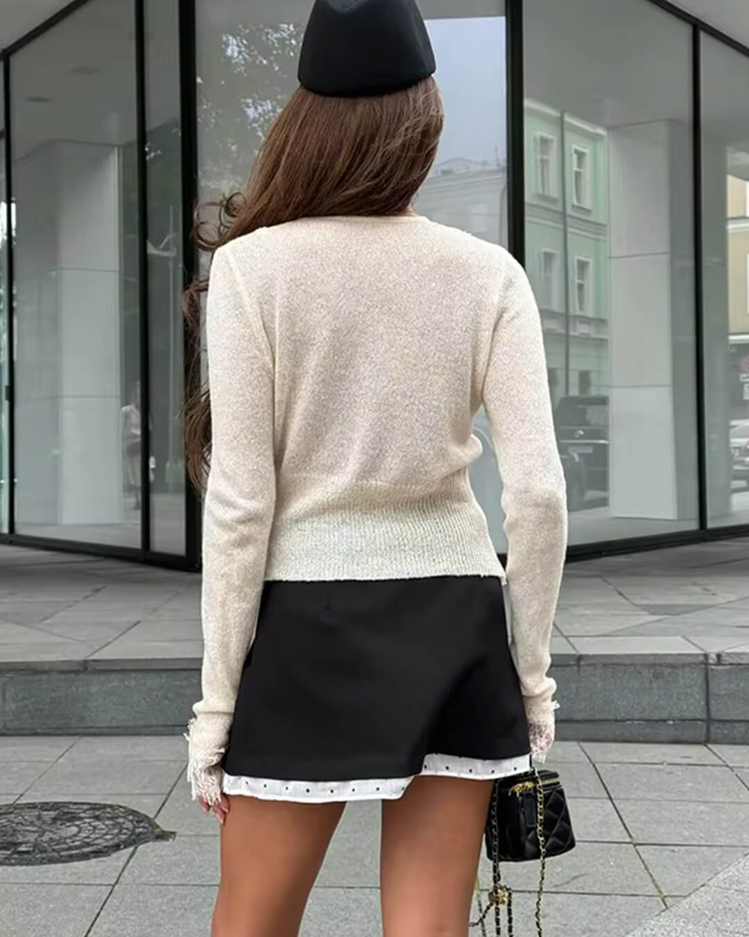 Romantische Strickjacke mit Knopfleiste, V-Ausschnitt und Spitzenbesatz