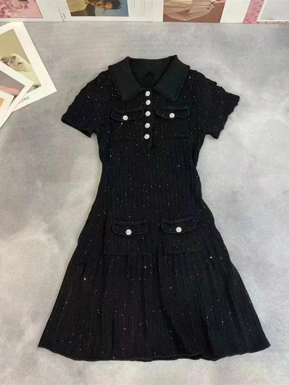 Ellie – Pailletten-Strick-Minikleid mit Rüschendetails