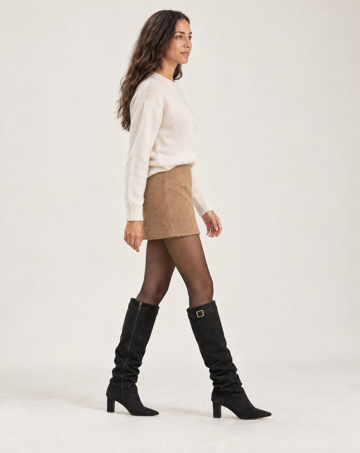 Locker sitzende kniehohe Stiefel aus Wildlederimitat