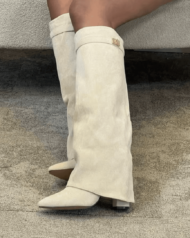 Locker sitzende kniehohe Stiefel aus Wildlederimitat