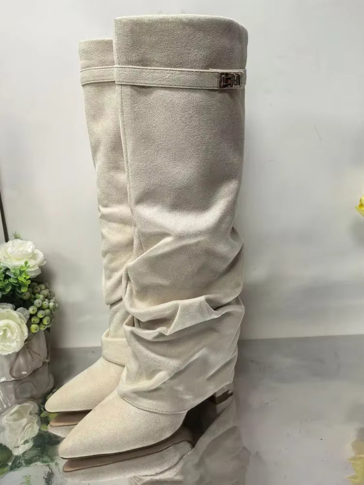 Locker sitzende kniehohe Stiefel aus Wildlederimitat