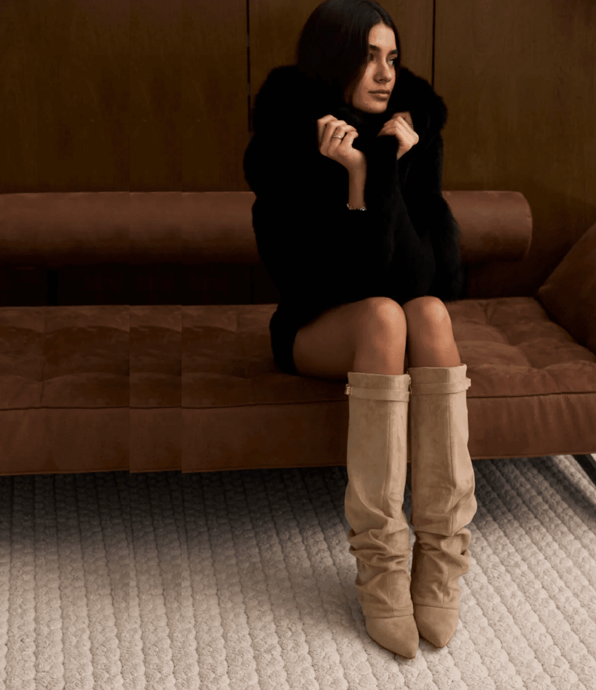 Locker sitzende kniehohe Stiefel aus Wildlederimitat