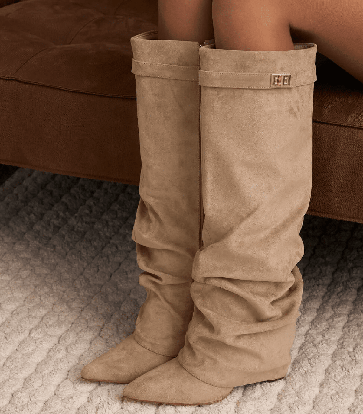 Locker sitzende kniehohe Stiefel aus Wildlederimitat