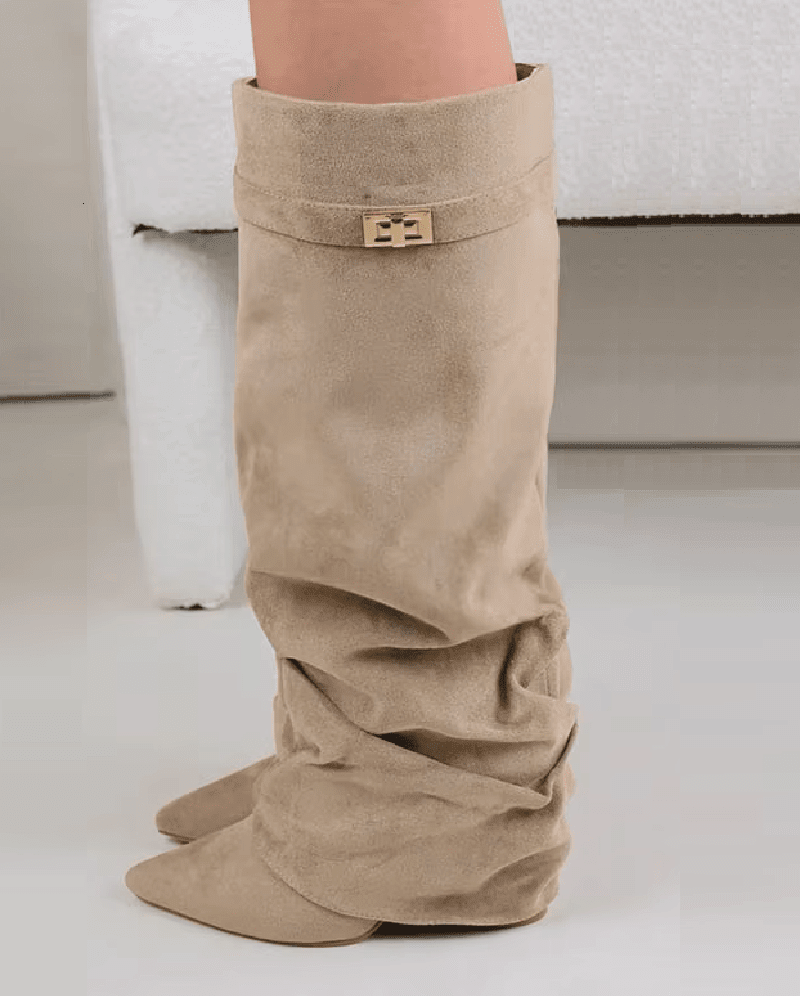 Locker sitzende kniehohe Stiefel aus Wildlederimitat