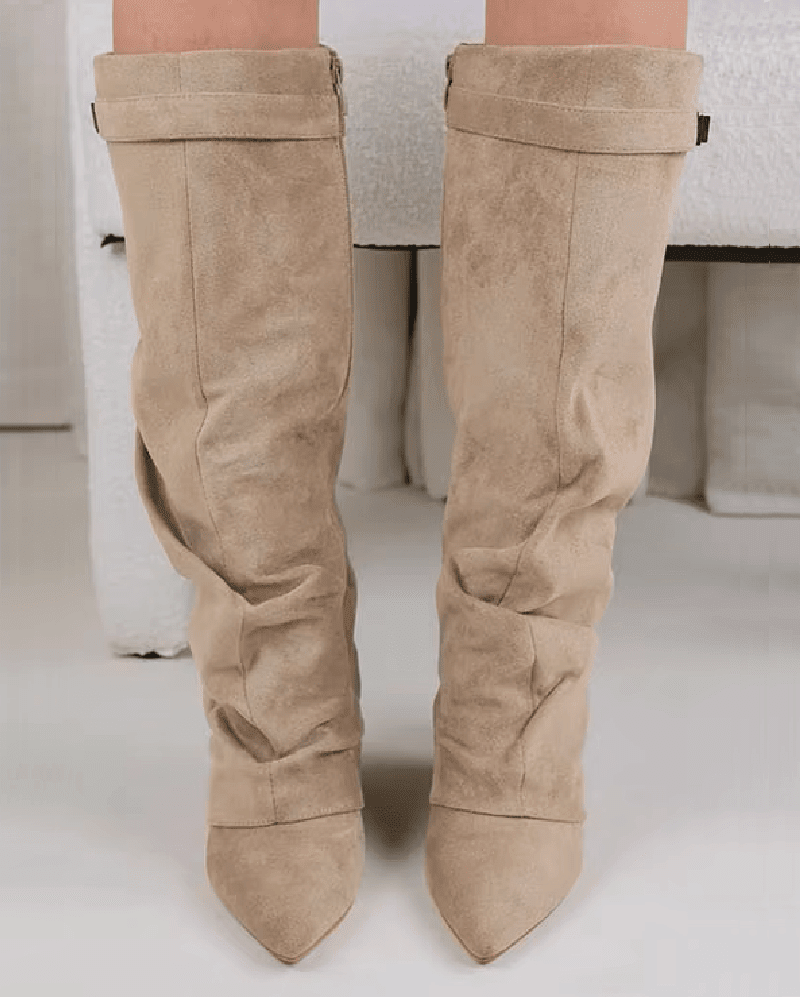 Locker sitzende kniehohe Stiefel aus Wildlederimitat