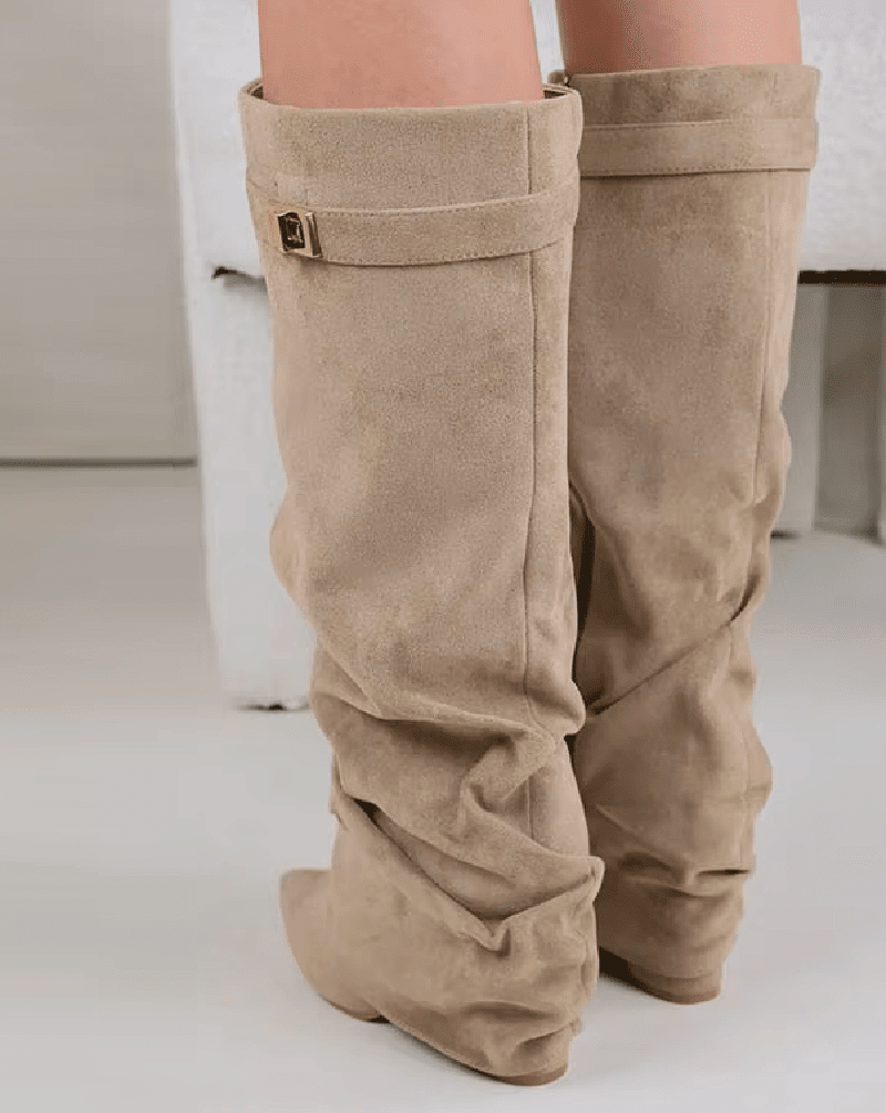 Locker sitzende kniehohe Stiefel aus Wildlederimitat