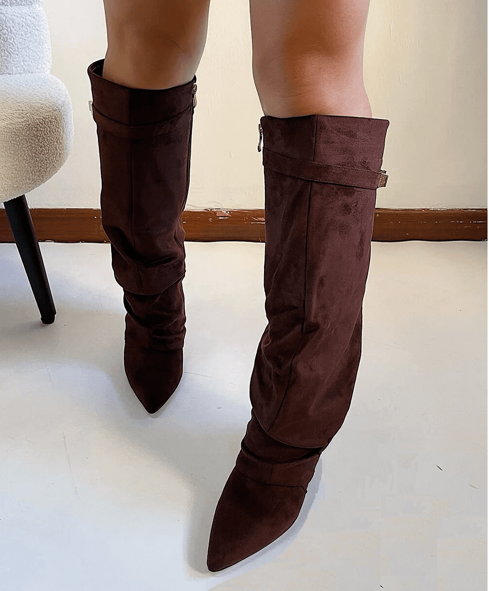 Locker sitzende kniehohe Stiefel aus Wildlederimitat