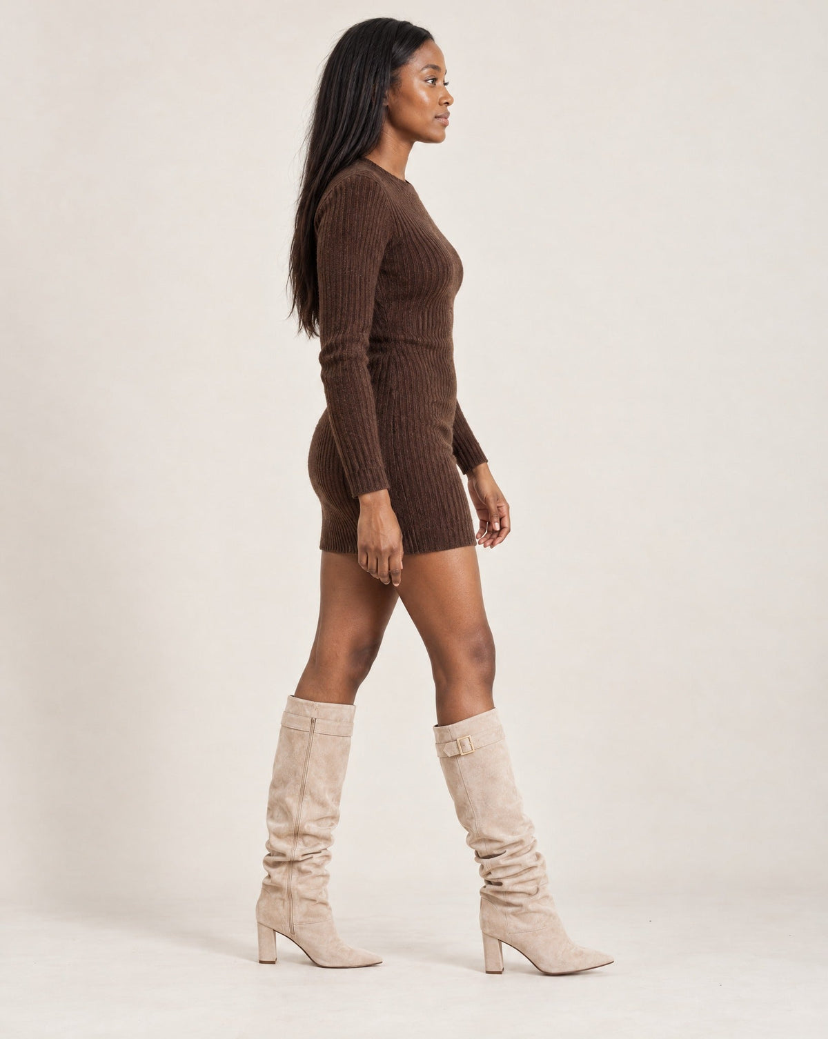 Locker sitzende kniehohe Stiefel aus Wildlederimitat