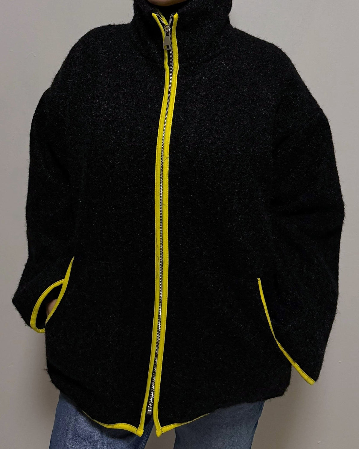 Stehkragen-Pilotenjacke aus Strick im Kontrastdesign