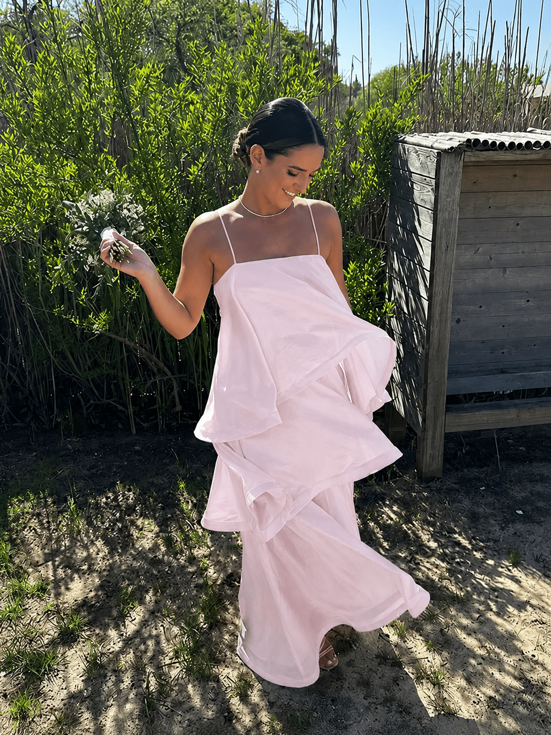Trägerloses Maxikleid mit Rüschenlagen