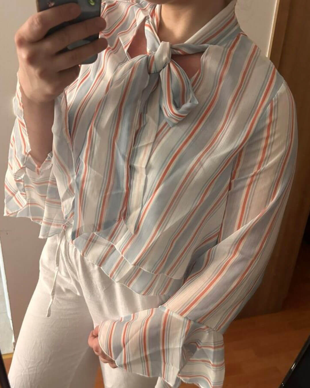 Rüschen-Bluse mit Streifen und Bindeschleife