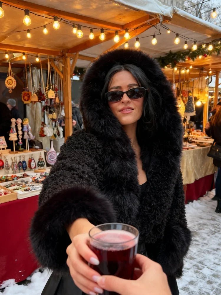 Stylische flauschige Kapuzenjacke aus Fake-Fur
