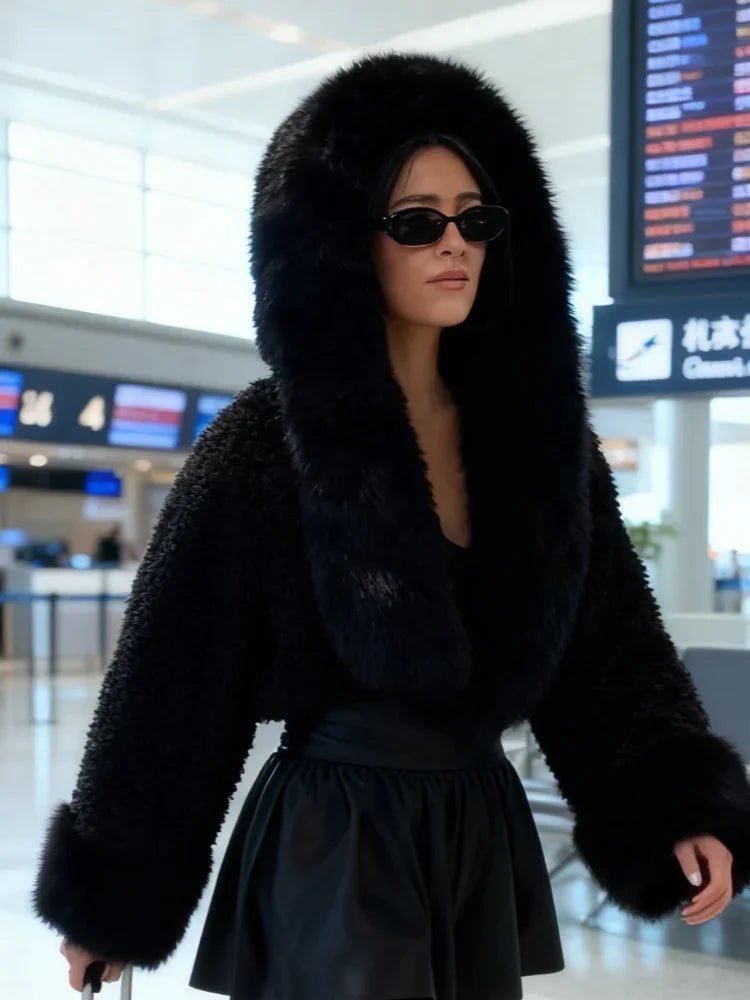 Stylische flauschige Kapuzenjacke aus Fake-Fur
