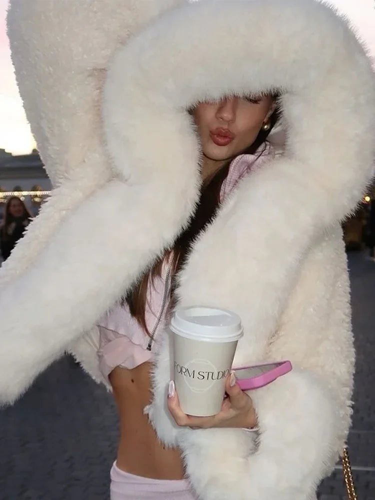 Stylische flauschige Kapuzenjacke aus Fake-Fur