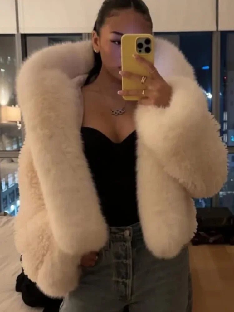 Stylische flauschige Kapuzenjacke aus Fake-Fur