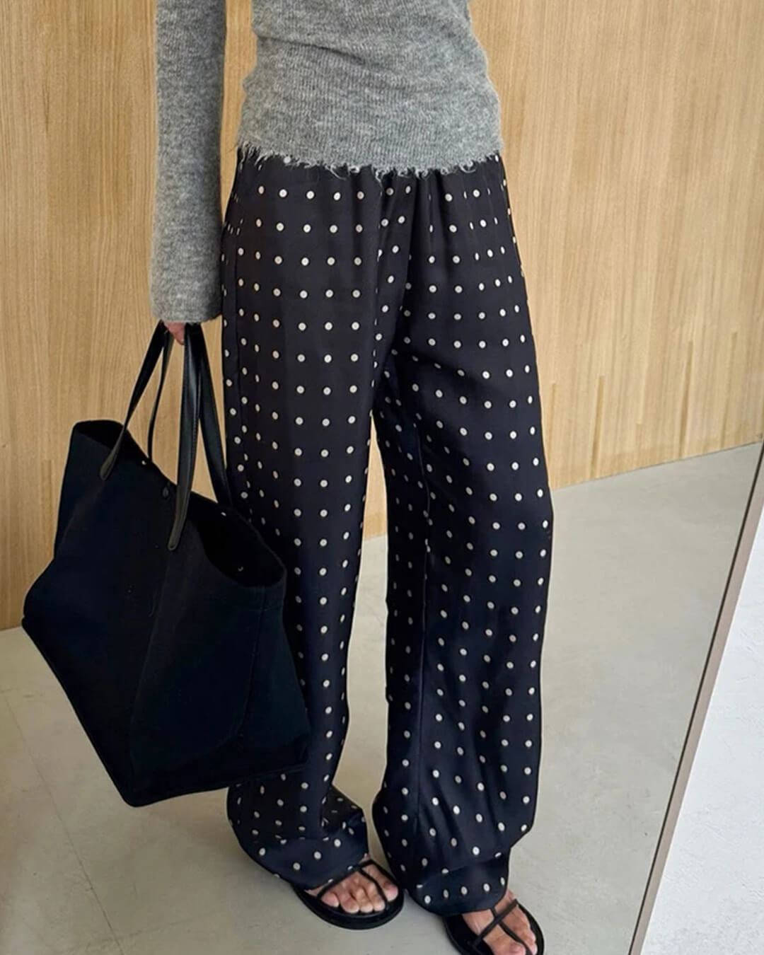 Mila – Satinhose mit weitem Bein und Polka-Dots