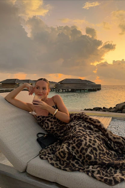 Gewagtes Maxikleid mit Leopardenmuster und Spaghettiträgern