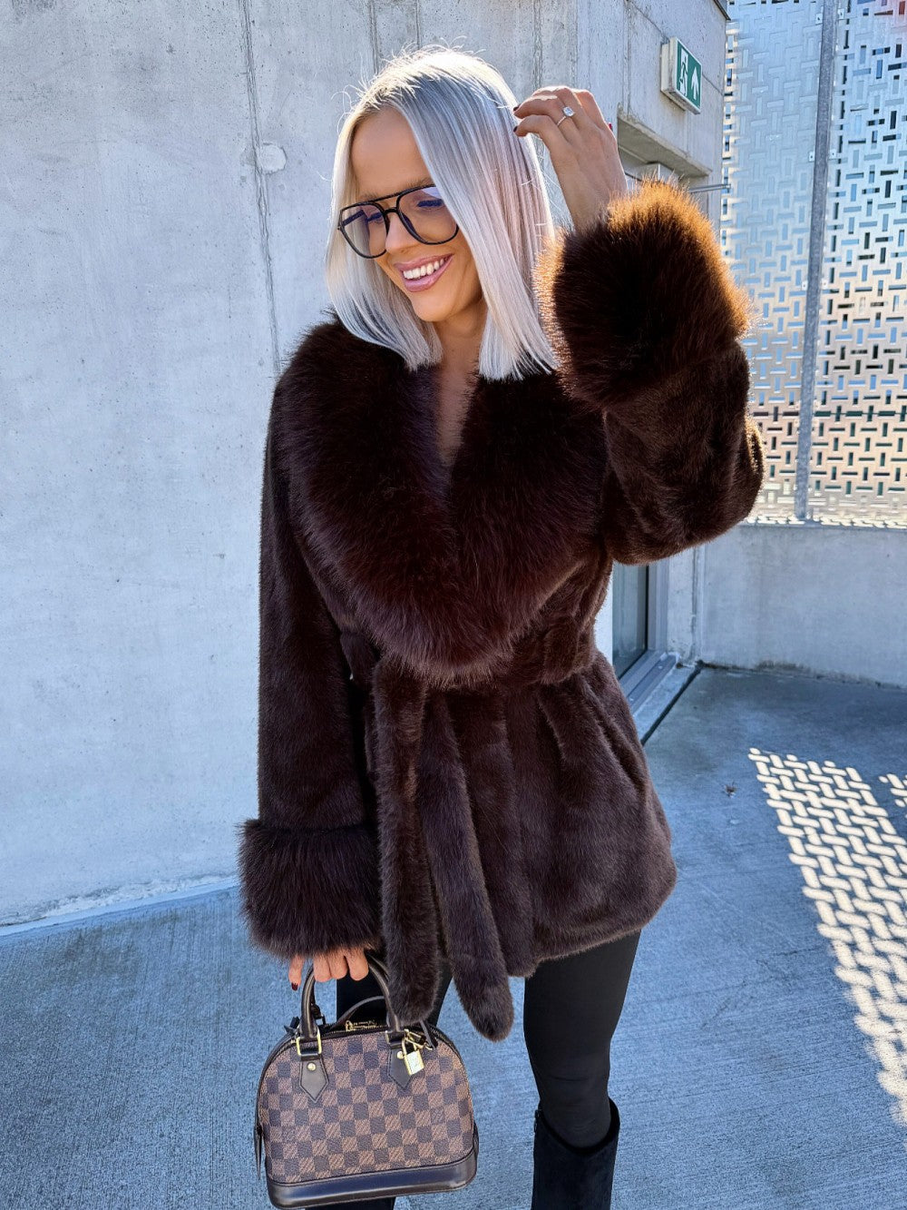 Manteau oversize ceinturé en fausse fourrure élégant