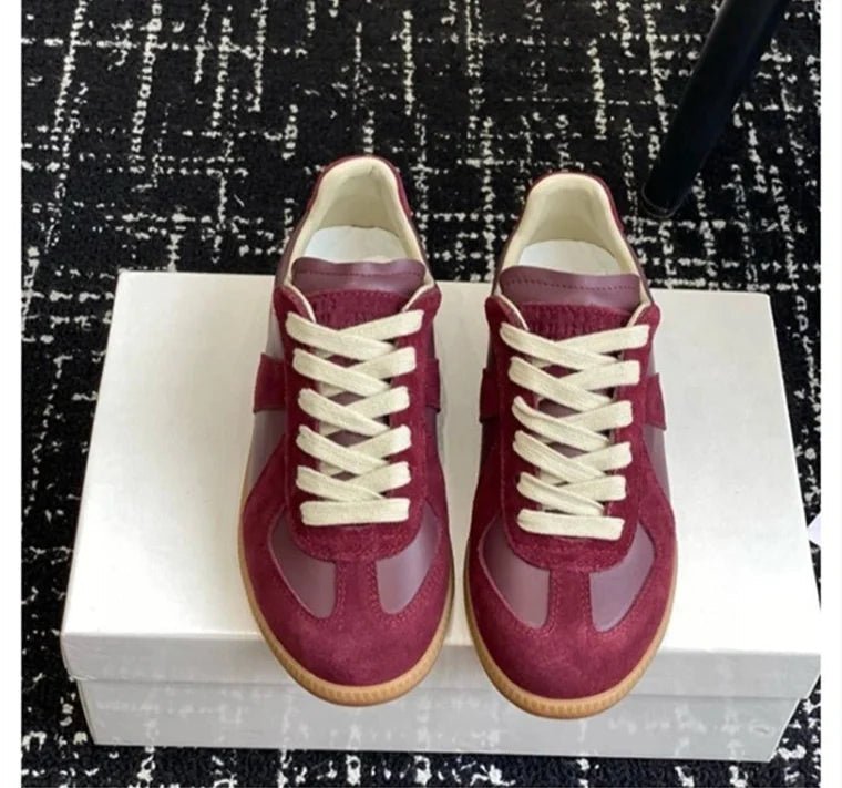 Adria – Sneaker in Wildlederoptik mit Details